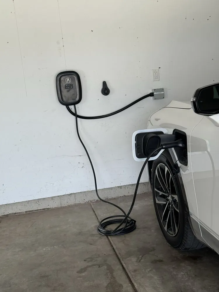 Emergency electrician providing lighting installation in , 