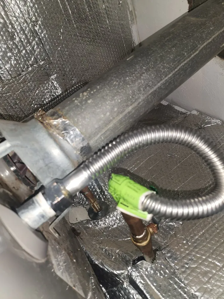 Emergency electrician providing emergency electrical service in , 