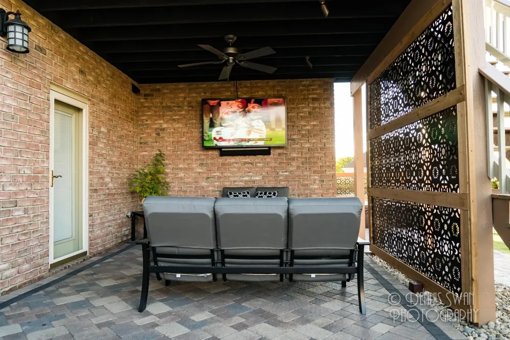 Emergency electrician providing electrical repair in , 