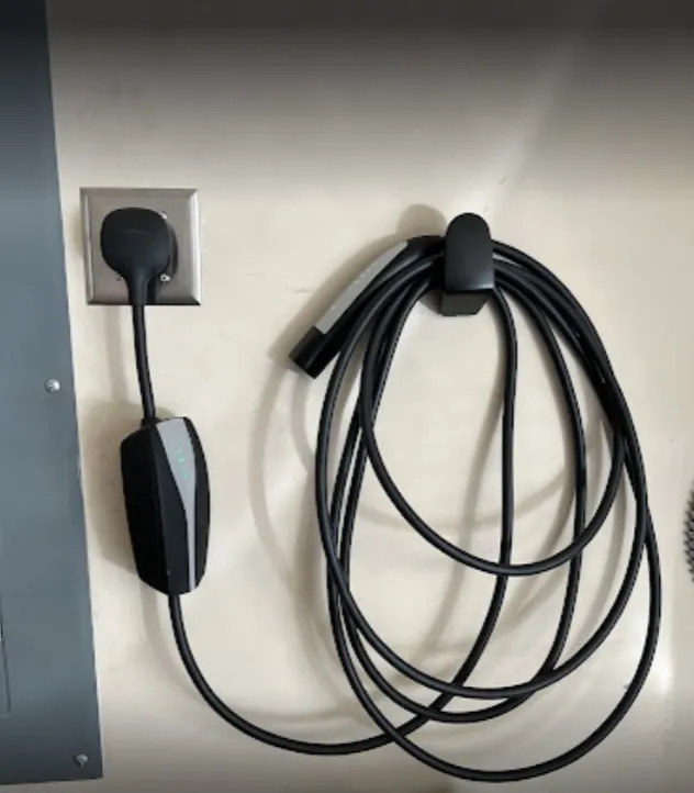 Emergency outlet and switch repair in , by Swartz Green Electric