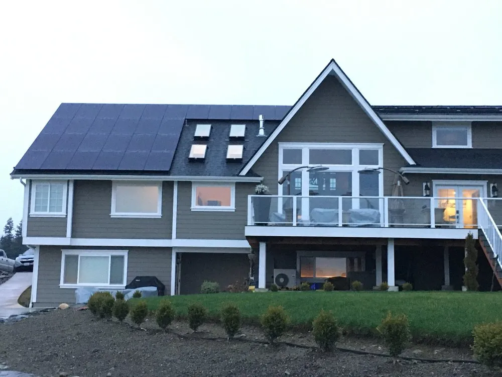 Licensed electrician providing emergency electrical service in , 