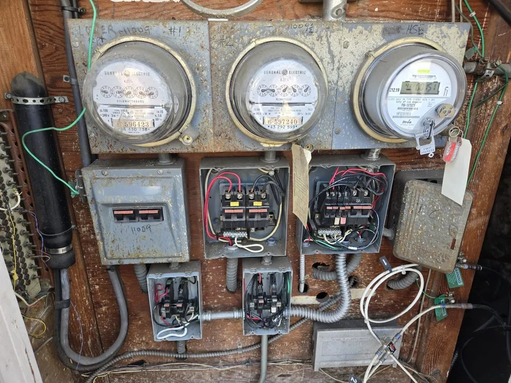 Reliable electrician providing outlet and switch repair in Valley Village, CA - Synergy Trade and Services
