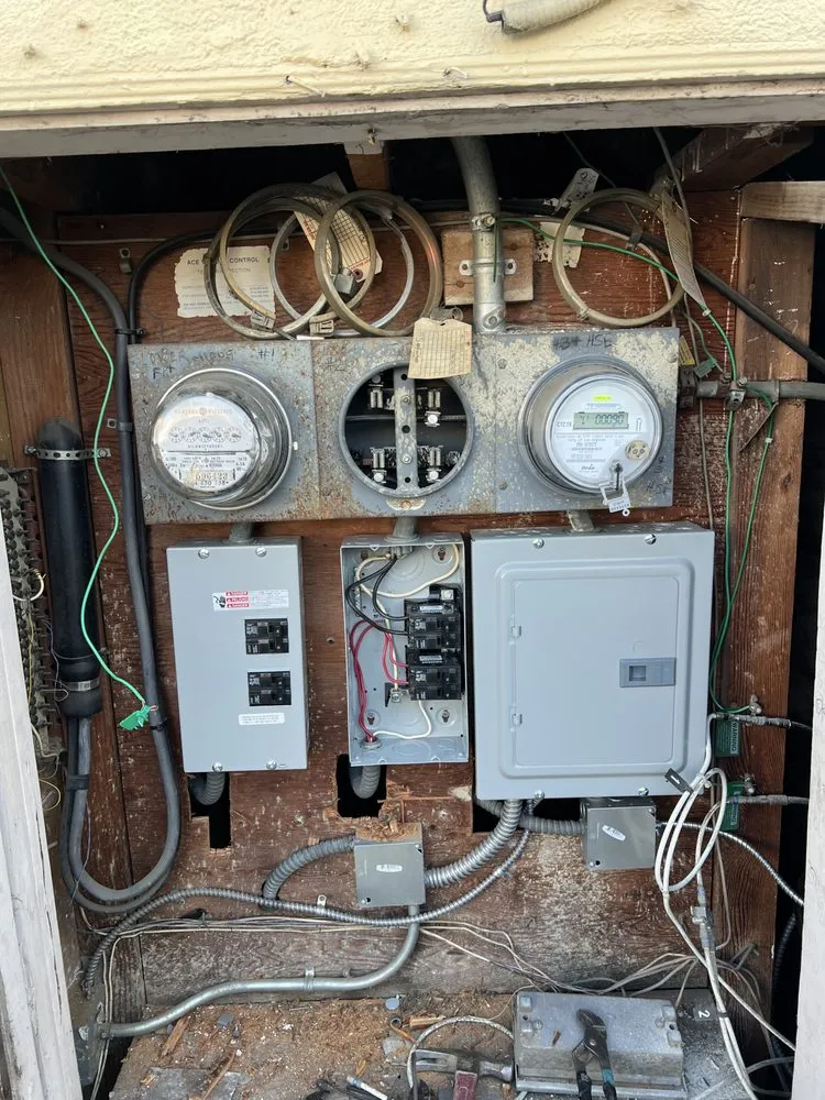 Certified electrician providing electrical repair in Valley Village, CA - Synergy Trade and Services