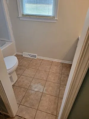 T & T Carpentry Logo