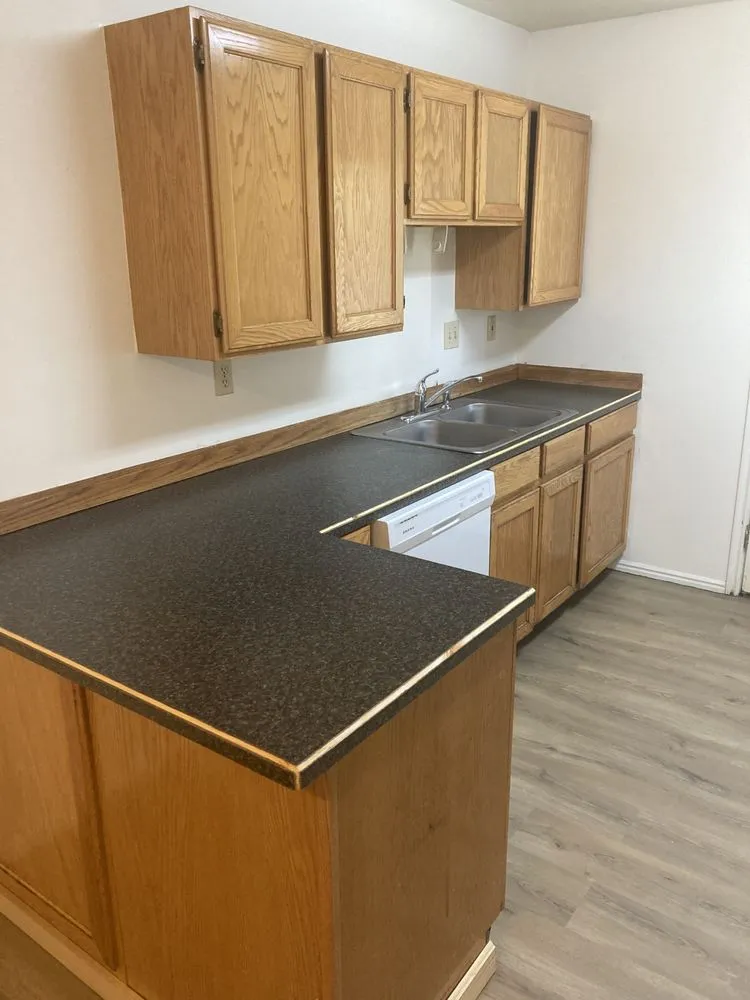 Licensed electrician providing emergency electrical service in , 