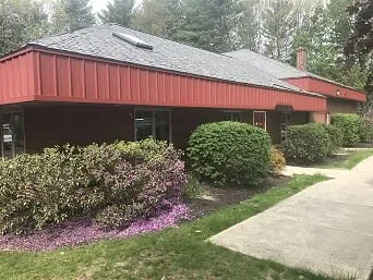 Certified electrician providing emergency electrical service in , 