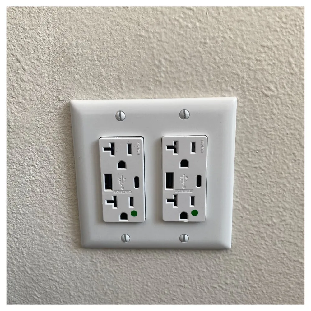 Emergency electrician providing electrical repair in , 