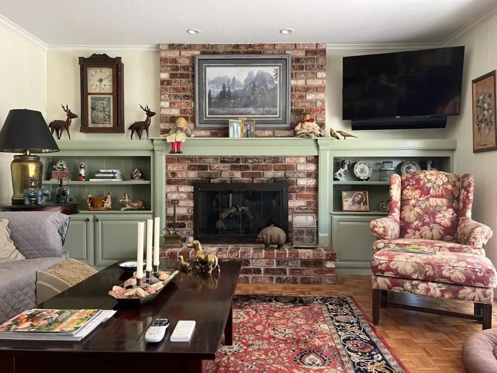 Emergency electrician providing emergency electrical service in , 