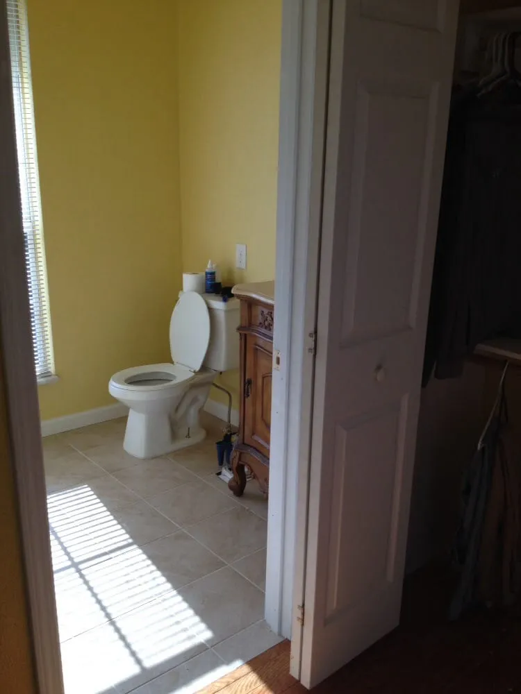 Certified electrician providing emergency electrical service in , 