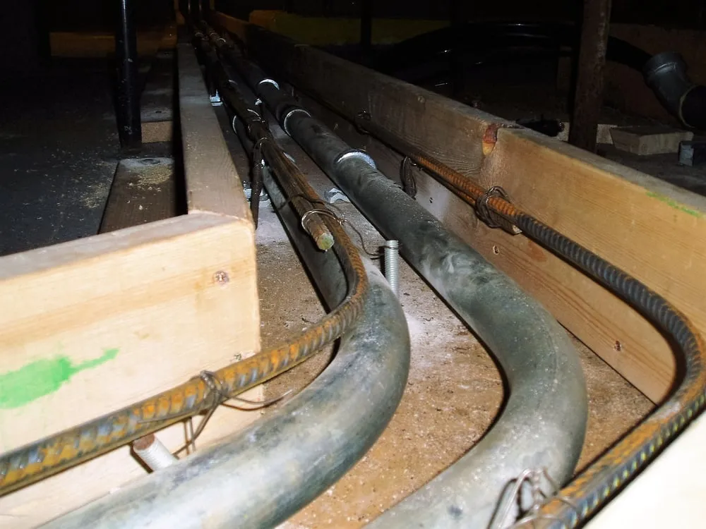 Licensed electrician providing emergency electrical service in , 