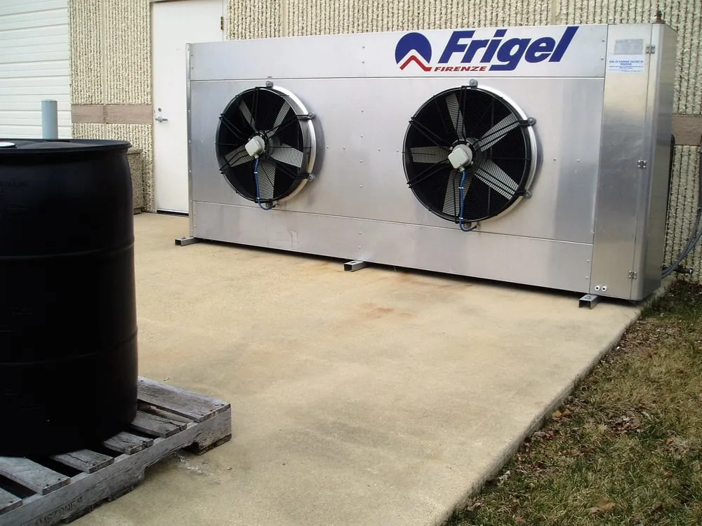 Certified electrician providing emergency electrical service in , 