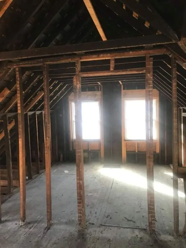 Emergency electrician providing outlet and switch repair in , 