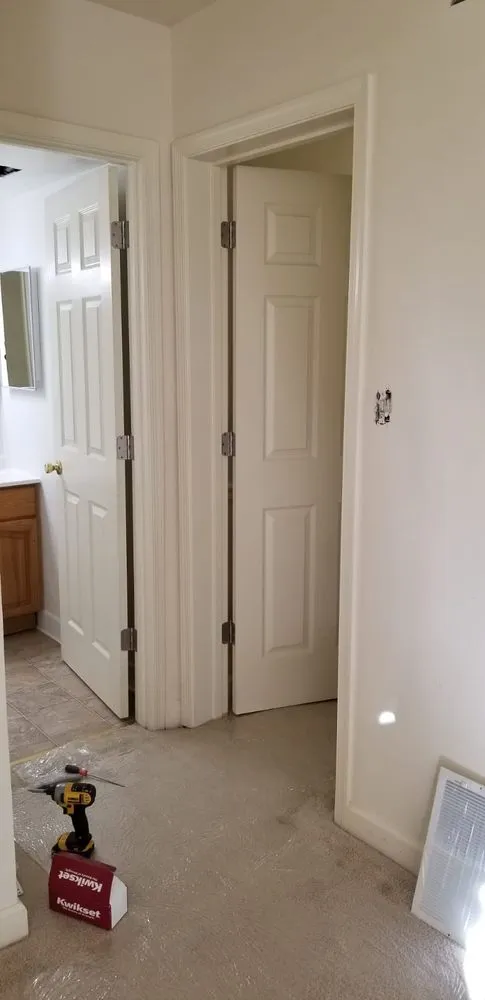 Emergency electrician providing circuit breaker repair in , 