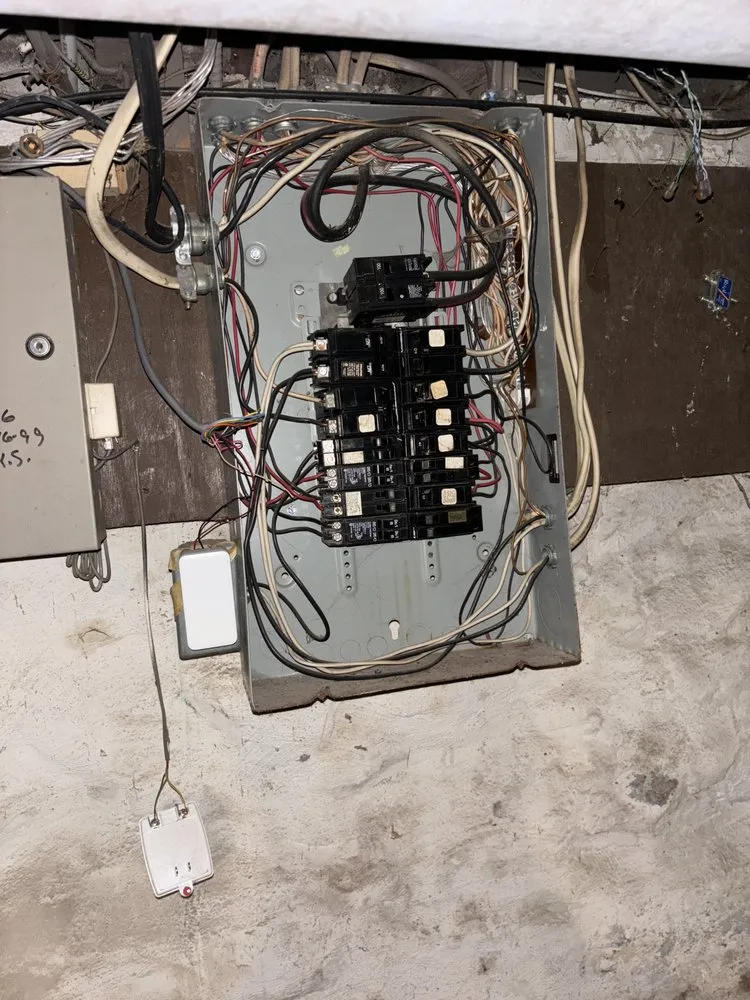 Reliable outlet and switch repair service in St. Louis, MO - Tez The Electrician
