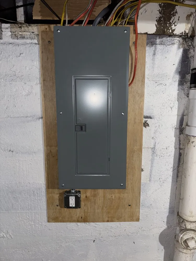 Professional electrician providing panel upgrade in St. Louis, MO - Tez The Electrician