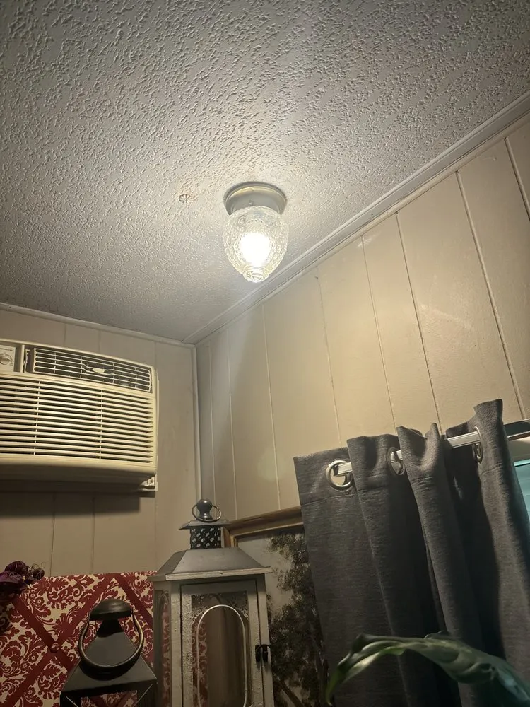 Emergency electrical service for homes in lighting installation, by