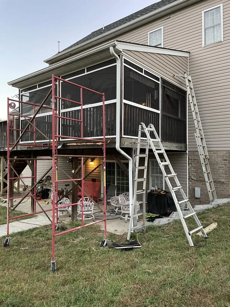 Licensed electrician providing circuit breaker repair in , 