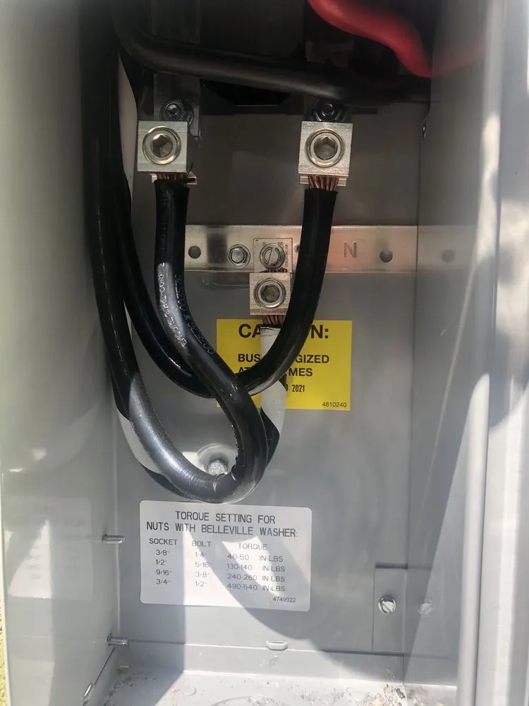 Emergency electrician providing circuit breaker repair in ,