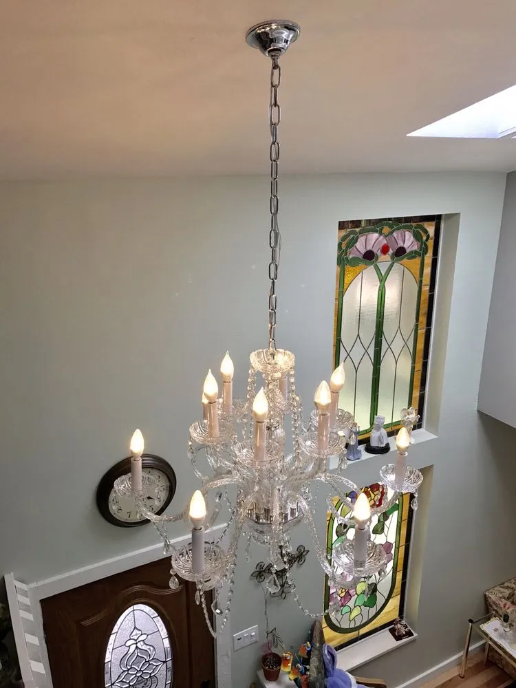 Emergency electrician providing circuit breaker repair in , 