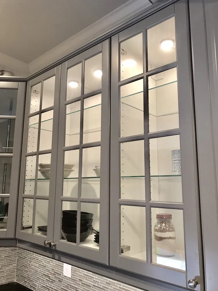 Certified electrician providing circuit breaker repair in , 