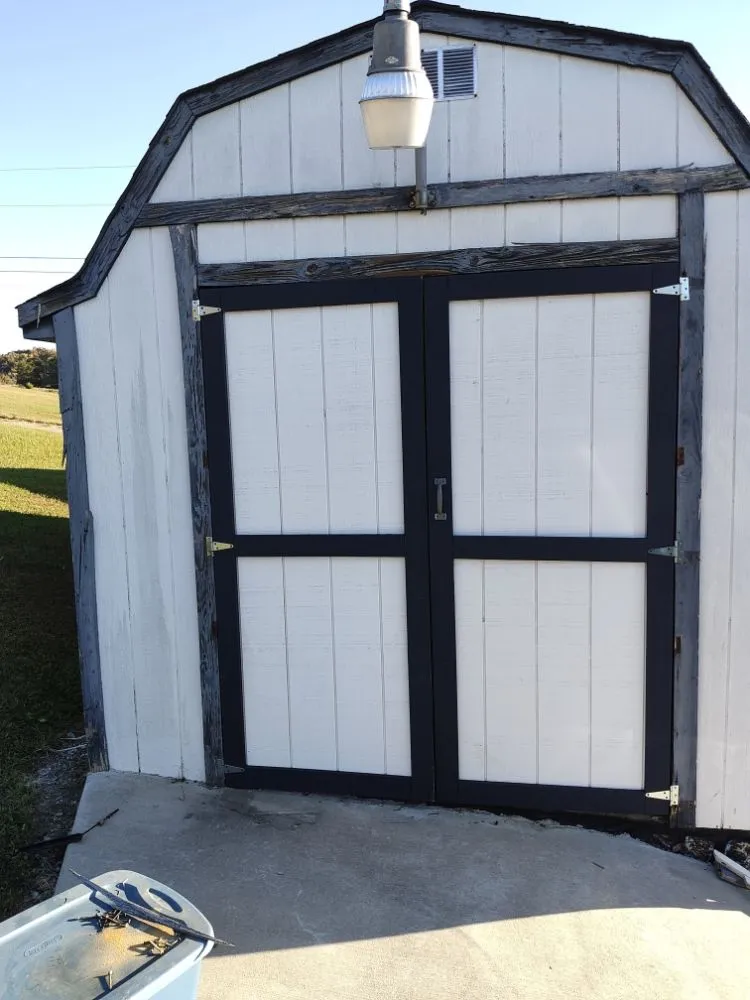 Licensed electrician providing circuit breaker repair in , 