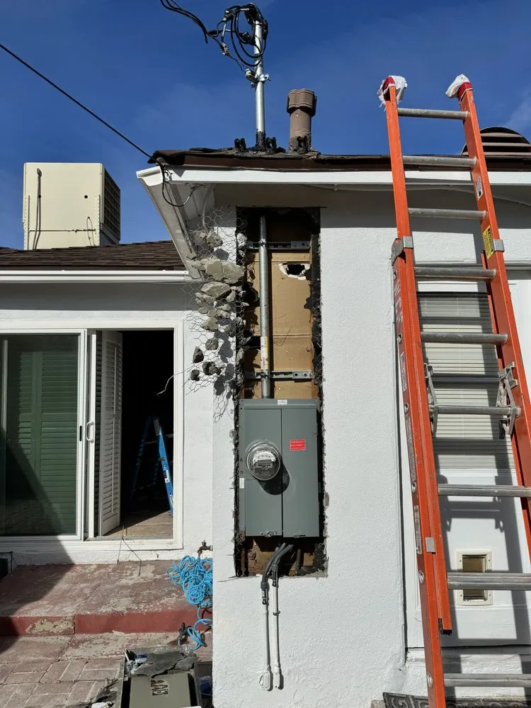 Licensed electrician providing electrical repair in , 