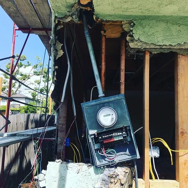 Slide of The Loop Emergency Electrician