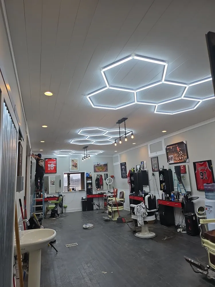 Expert electrician providing emergency electrical service in ,