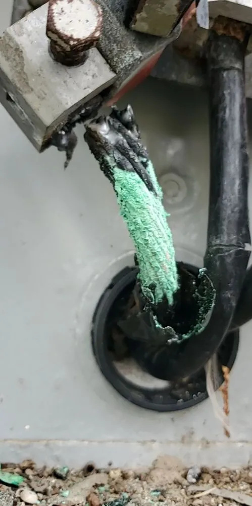 Professional electrician providing circuit breaker repair in , 