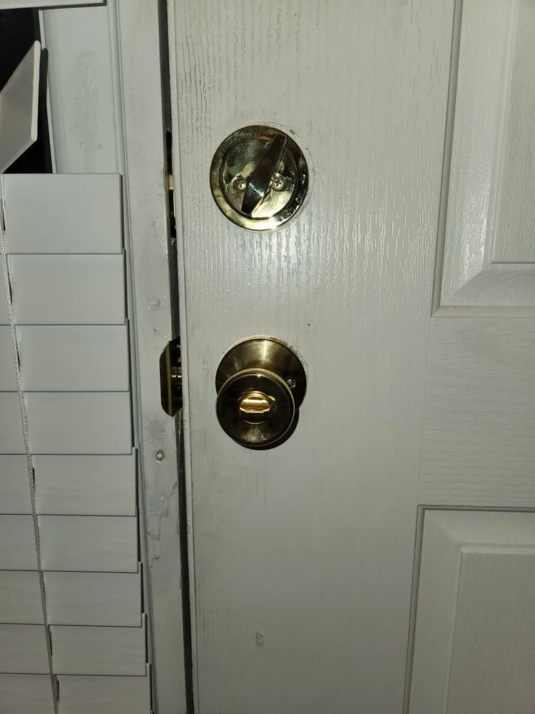 Expert electrician providing emergency electrical service in , 