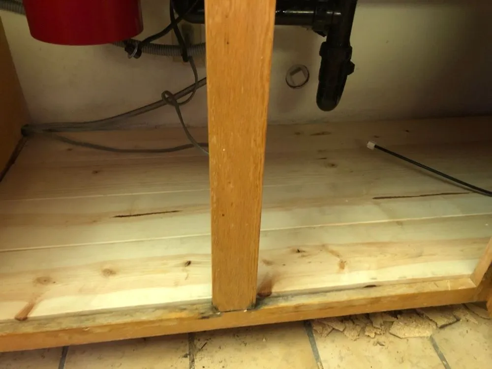 Licensed electrician providing electrical repair in , 