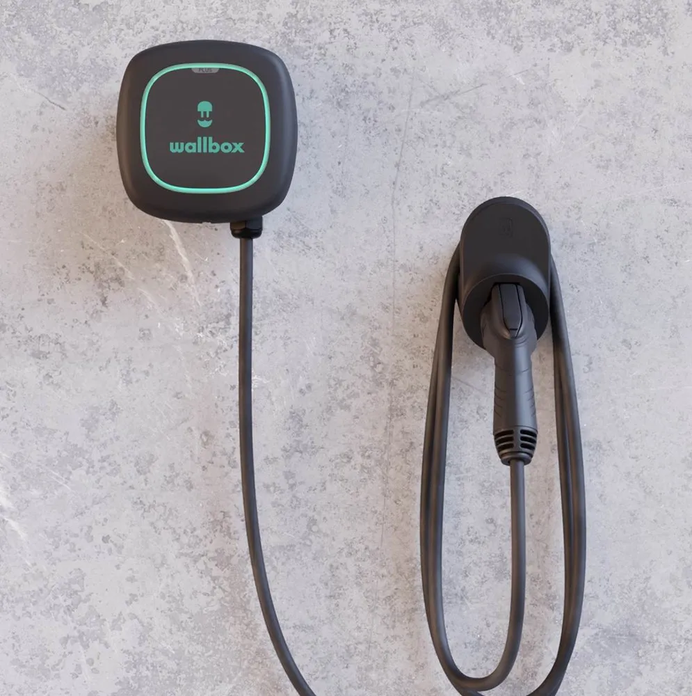 Certified electrician providing electrical repair in , 