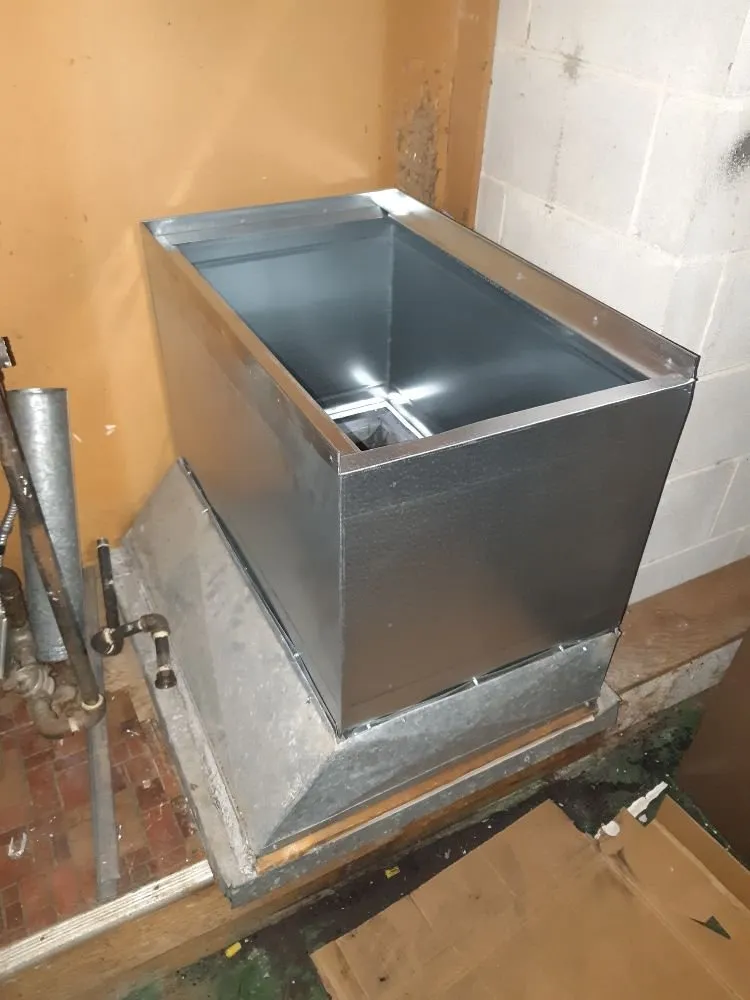 Certified electrician providing emergency electrical service in , 