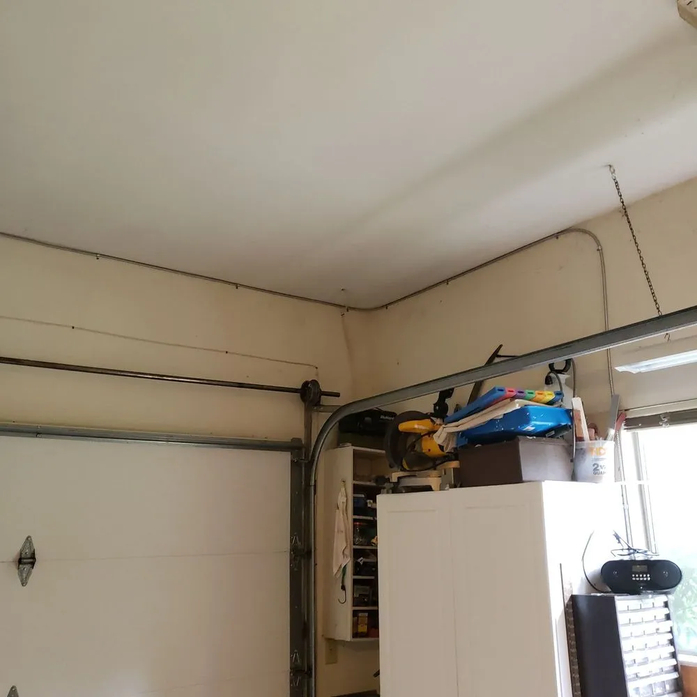 Slide of THRONE ELECTRIC