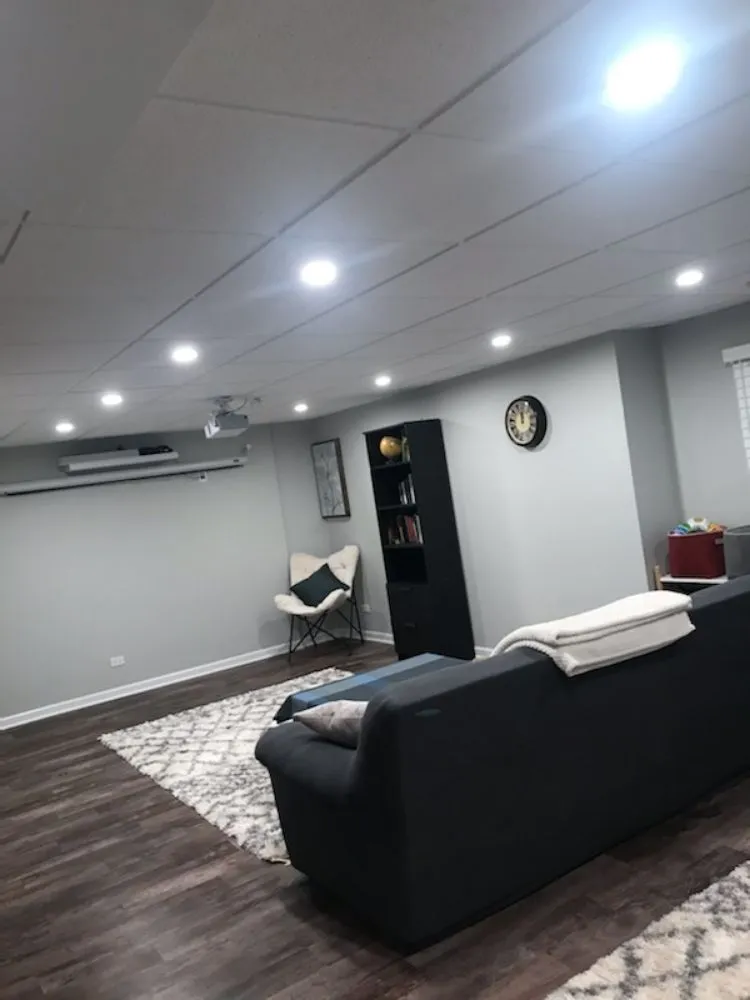 Professional electrician providing electrical repair in , 