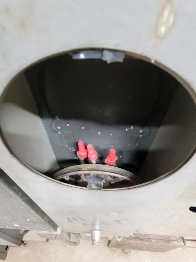 Licensed electrician providing emergency electrical service in , 