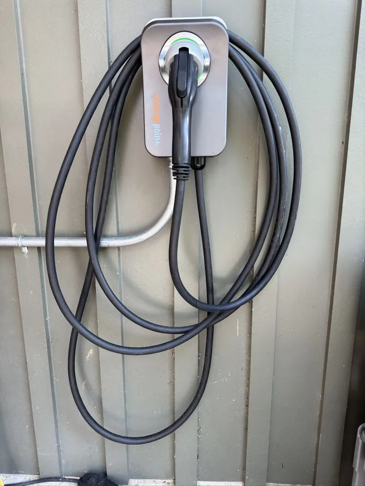 Certified electrician providing electrical repair in , 