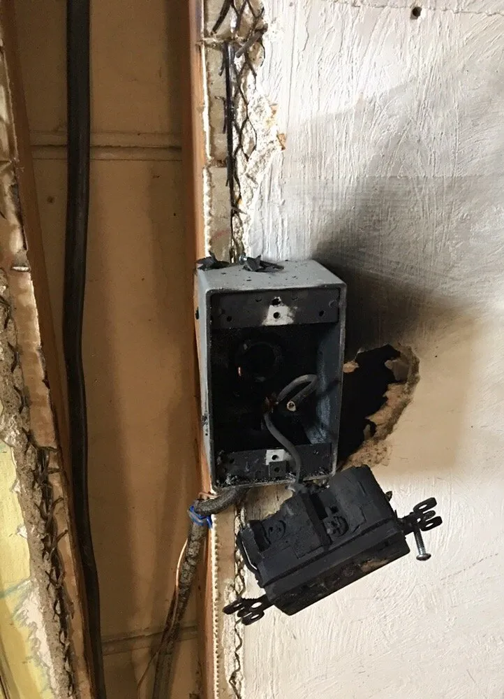 Trusted electrician providing emergency electrical service in , 