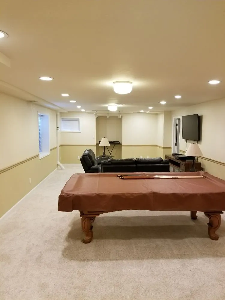 Emergency electrician providing circuit breaker repair in , 