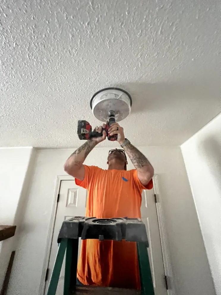 Emergency electrician providing emergency electrical service in , 