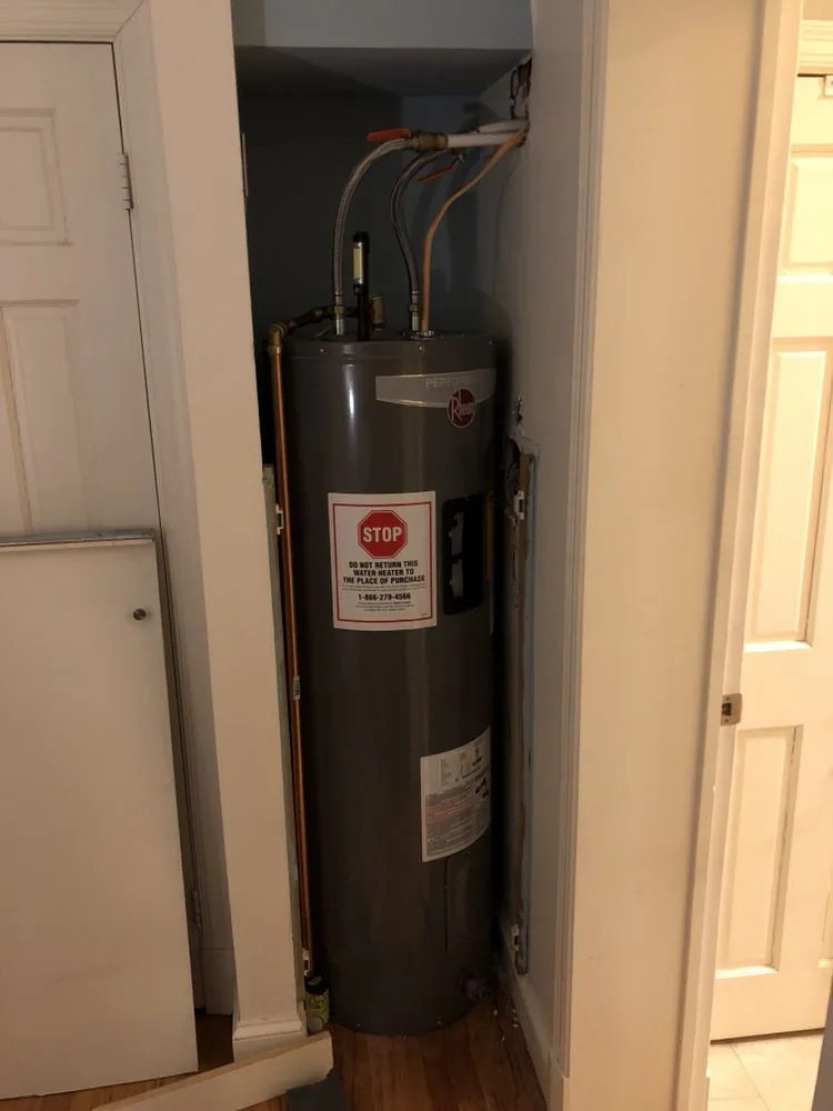 Professional electrician providing circuit breaker repair in , 