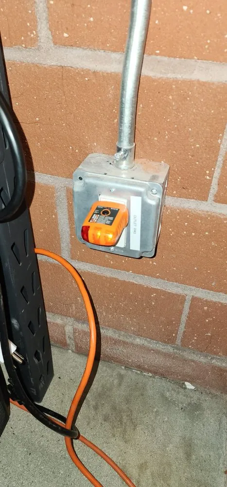 Trusted electrician providing emergency electrical service in , 