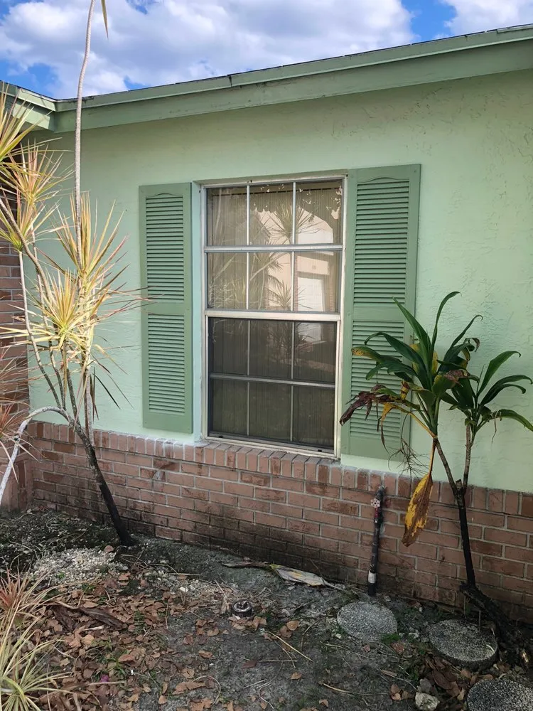 Trusted electrician providing emergency electrical service in , 