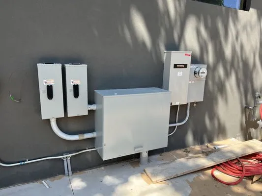 Top notch electric Logo