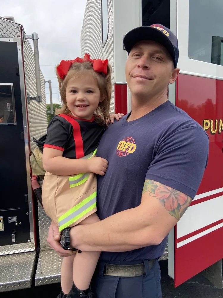 Certified electrician providing circuit breaker repair in ,