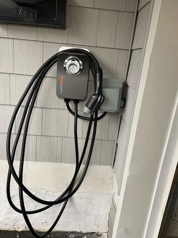 Emergency electrician providing electrical repair in ,