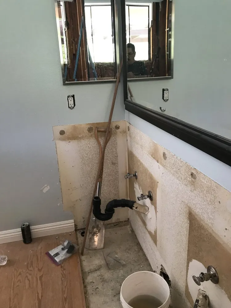 Licensed electrician providing circuit breaker repair in , 