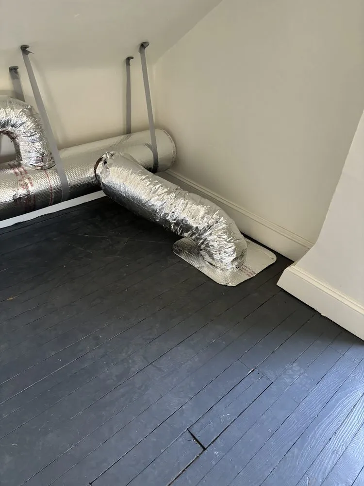 Professional electrician providing circuit breaker repair in , 