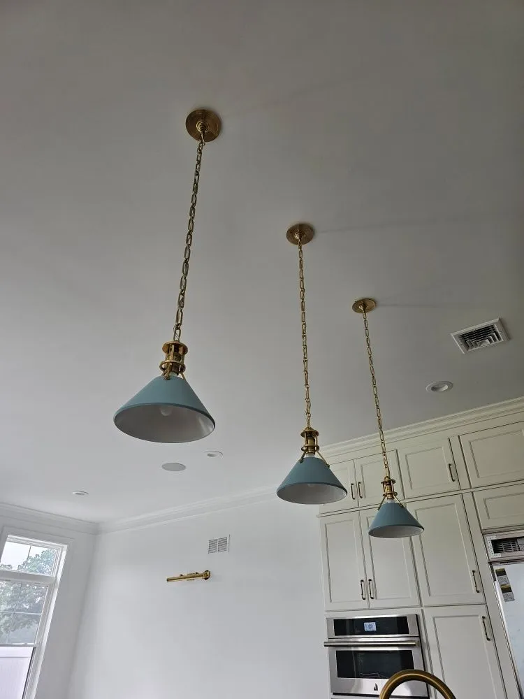 Licensed electrician providing electrical repair in , 