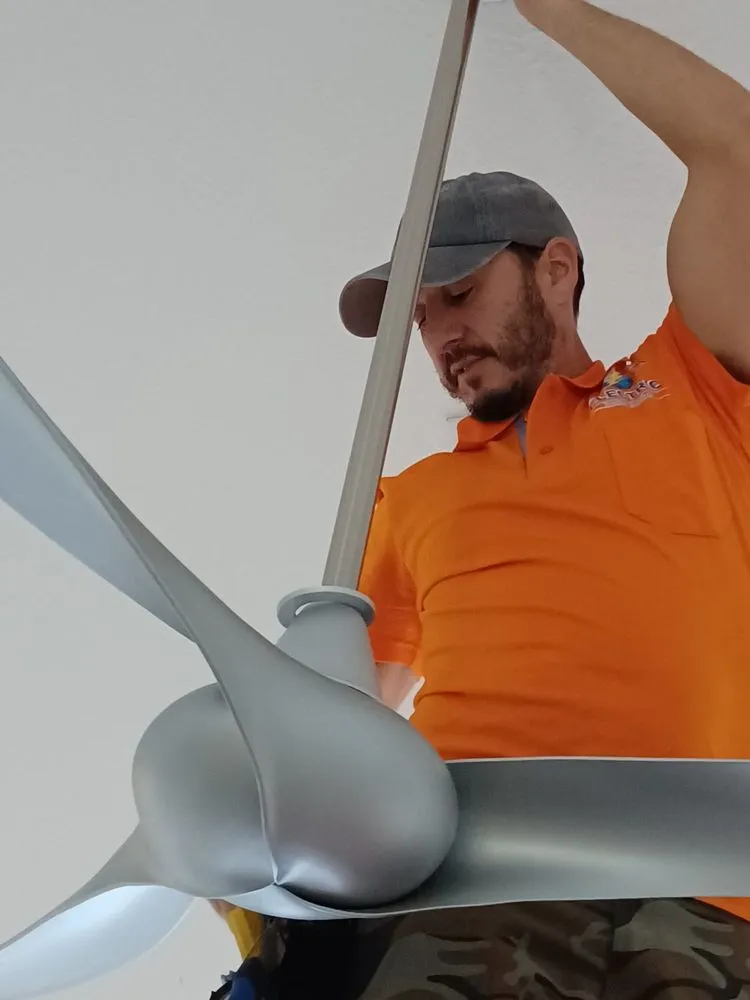 Affordable electrician providing emergency electrical service in , 